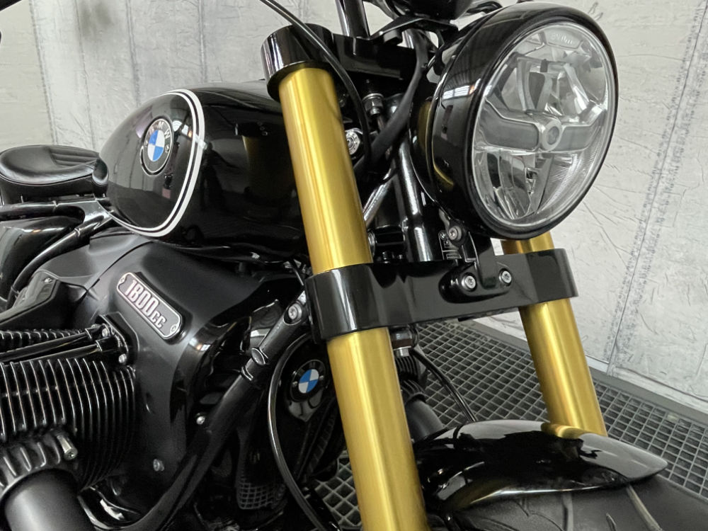 BMW R18 Custom Frontalansicht Gabelbrücke